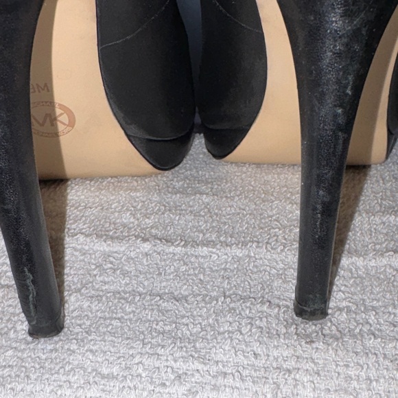 Michael Kors Classic Black Pumps with gold key lock on back of heel - Picture 3 of 10